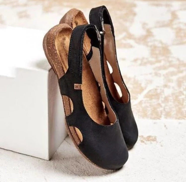 Elegant women's flat sandals, versatile for casual summer outfits or beachwear. Lightweight & comfortable design.