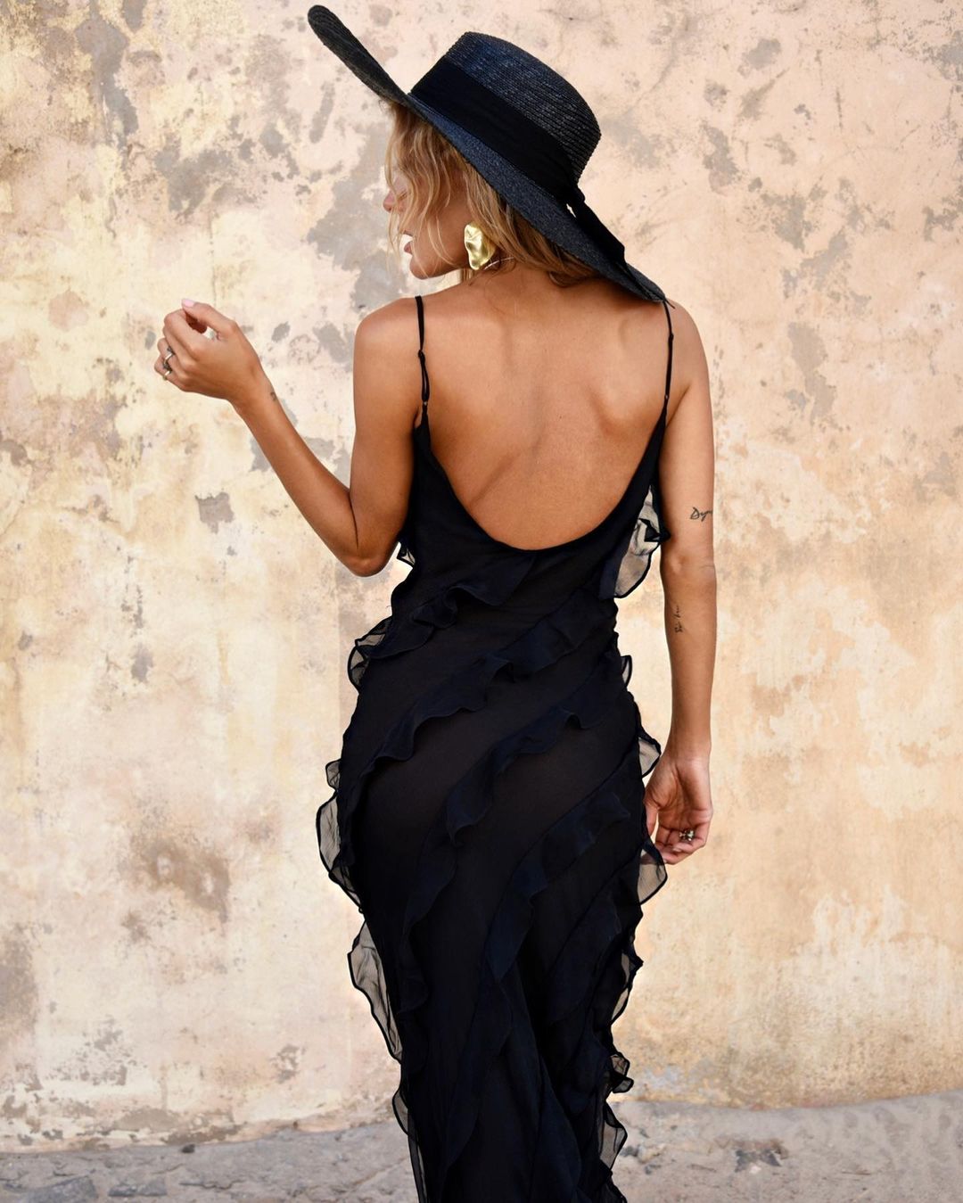 Formal women's ruffled maxi dress, ideal for evening galas and sophisticated events.