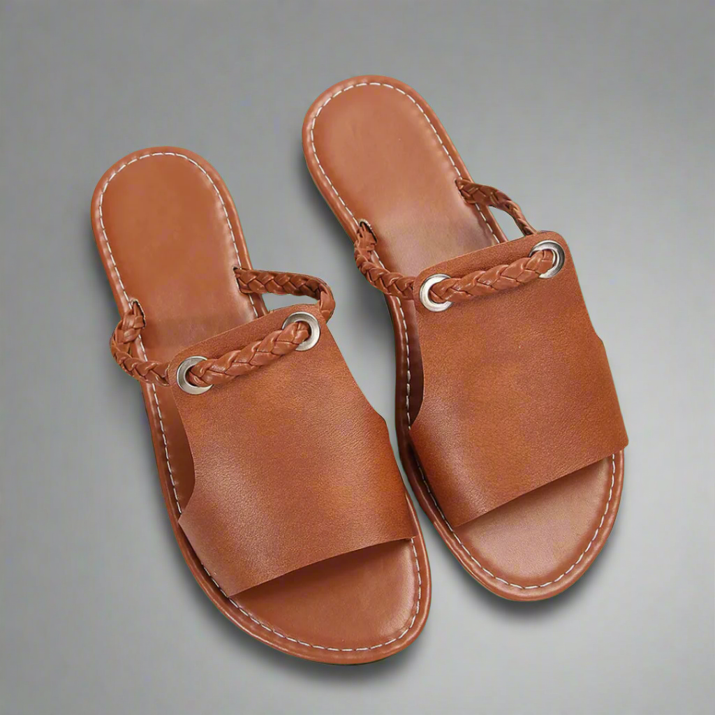 Stylish women's flat summer sandals for comfortable everyday wear. Perfect casual footwear for summer style.