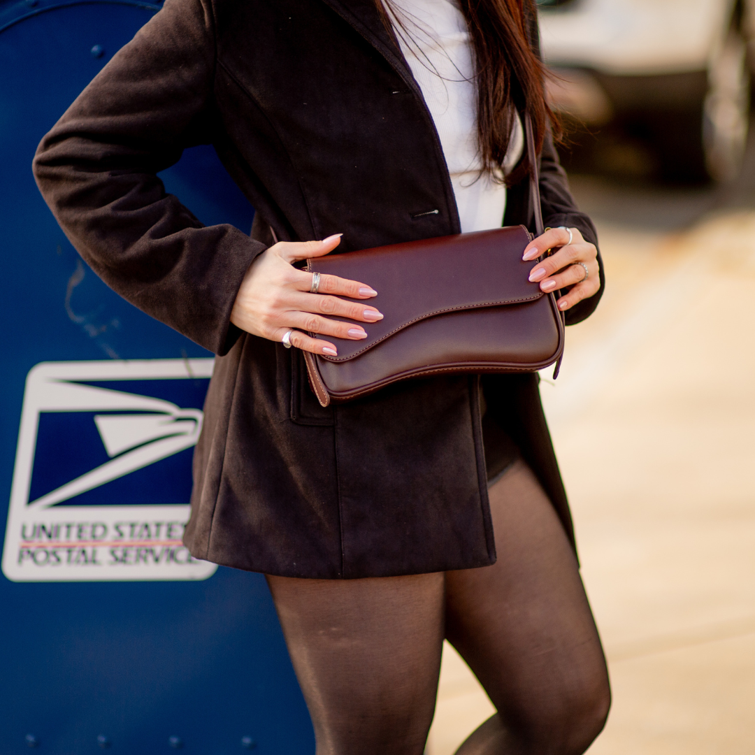 Fashionable women's genuine leather shoulder bag, ideal for all occasions.