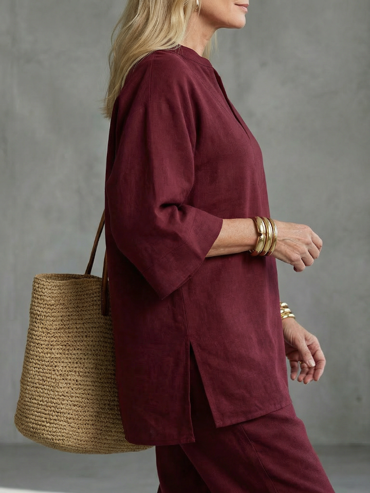 Casual women's loungewear set: V-neck tunic with wide sleeves & gathered trousers.