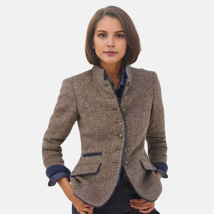 Women's elegant blazer jacket, ideal for professional wear or chic business casual. Modern, versatile outerwear.