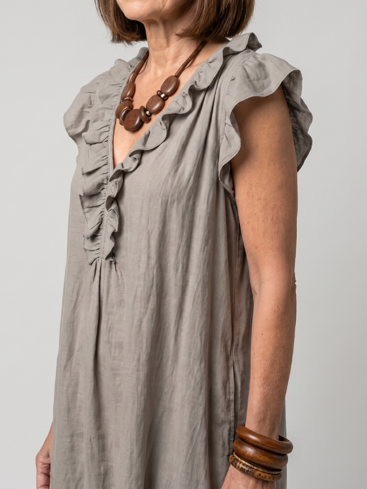 Comfortable women's sleeveless midi dress with ruffle details, ideal casual or elegant summer wear.