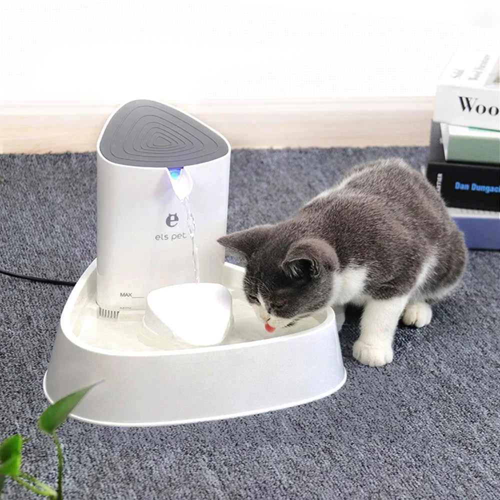 White ceramic automatic pet water fountain for dogs & cats, ensuring fresh, quiet hydration.