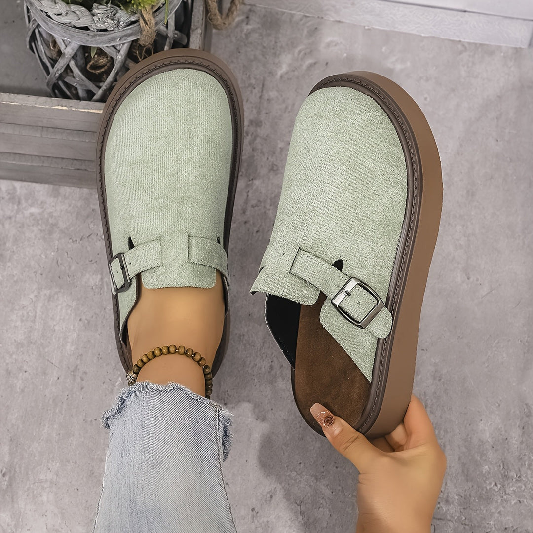 Fashion-forward women's clogs, boasting a comfortable platform and modern appeal.