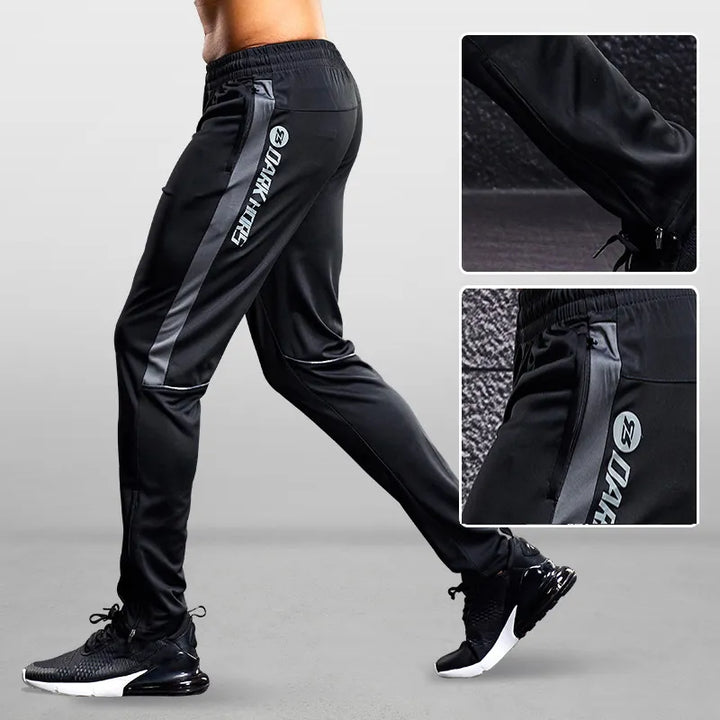 Durable men's gym pants, featuring a tapered fit and practical zipper pockets. Ideal for sport and everyday activewear.