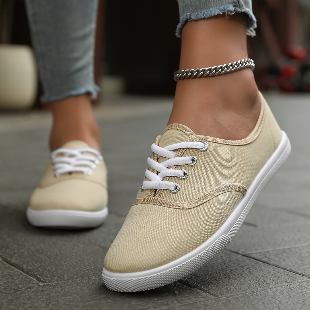 Women's comfortable lace-up low-top casual shoes, essential for everyday versatile wear.