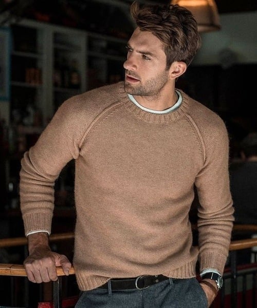 Stylish raglan sleeve men's crew neck knit sweater, a versatile piece for modern fashion.