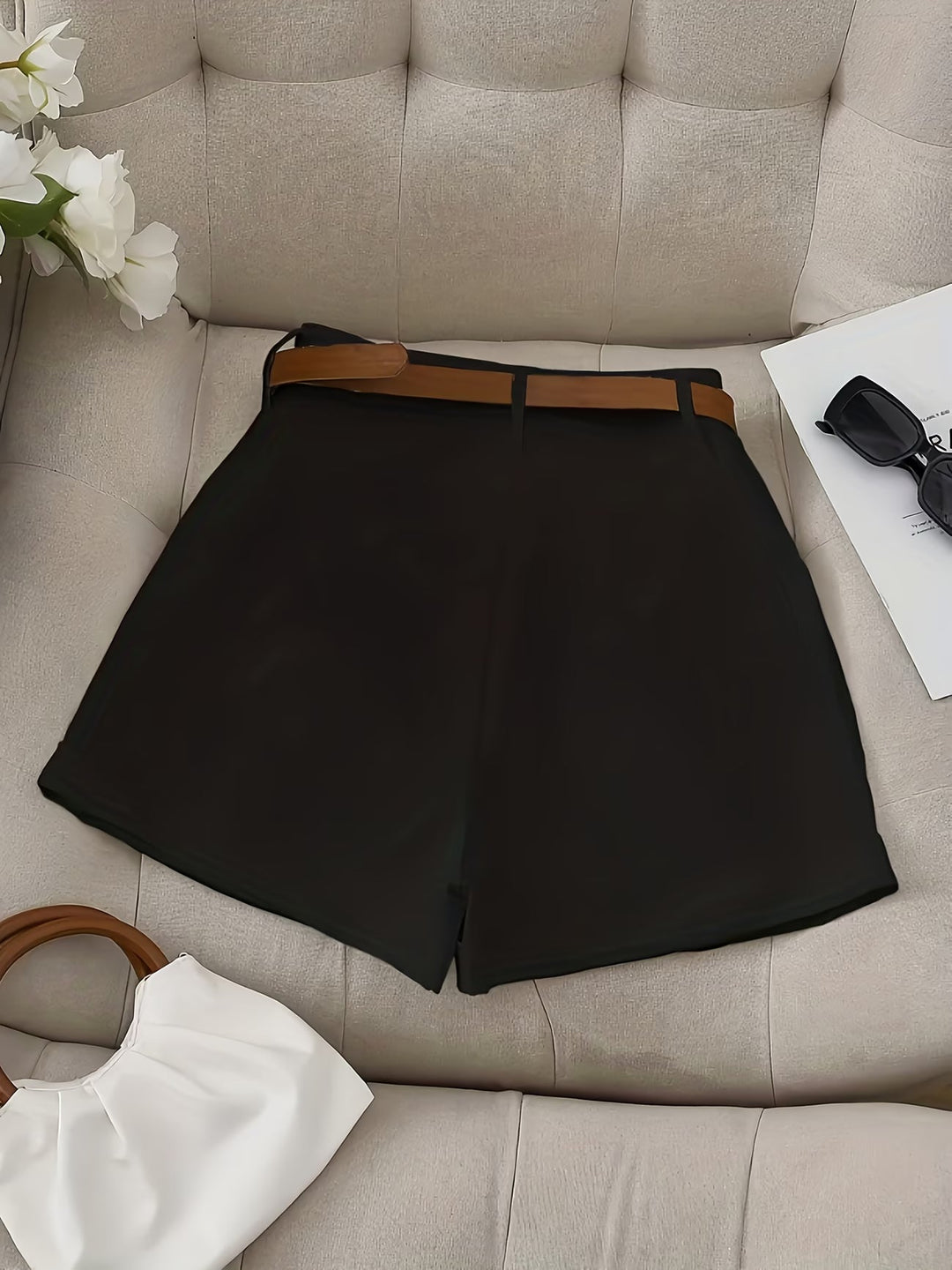 Tailored women's belted shorts, perfect for versatile casual wear. High-waist design, ideal for summer.