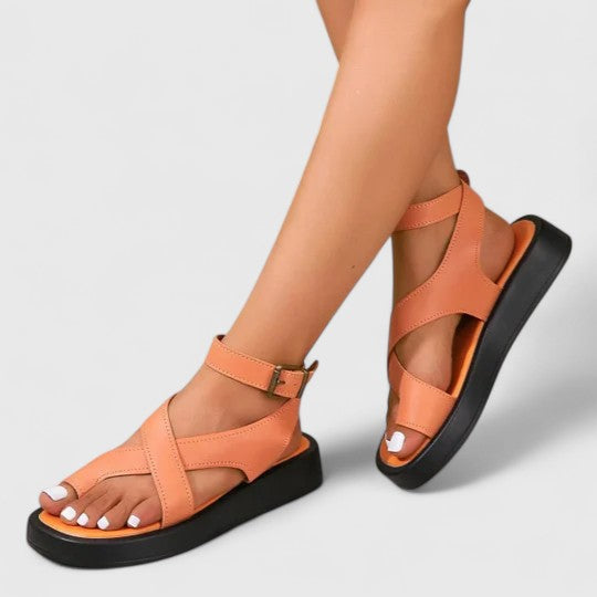 Perfect summer comfort: elegant flat sandals for women with an adjustable design.