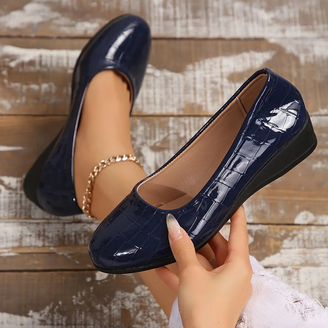 Women's lightweight everyday comfort shoes, perfect for versatile casual wear.