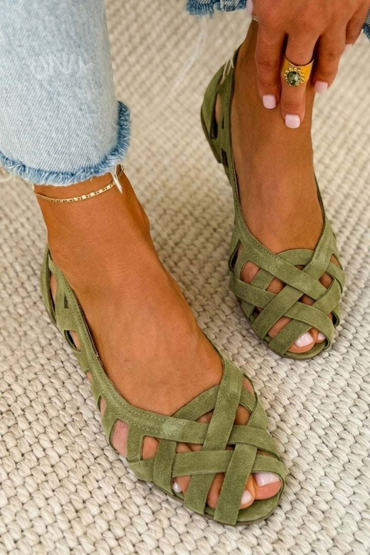 Women's comfy flat open toe cross-strap sandals, perfect for summer strolls.