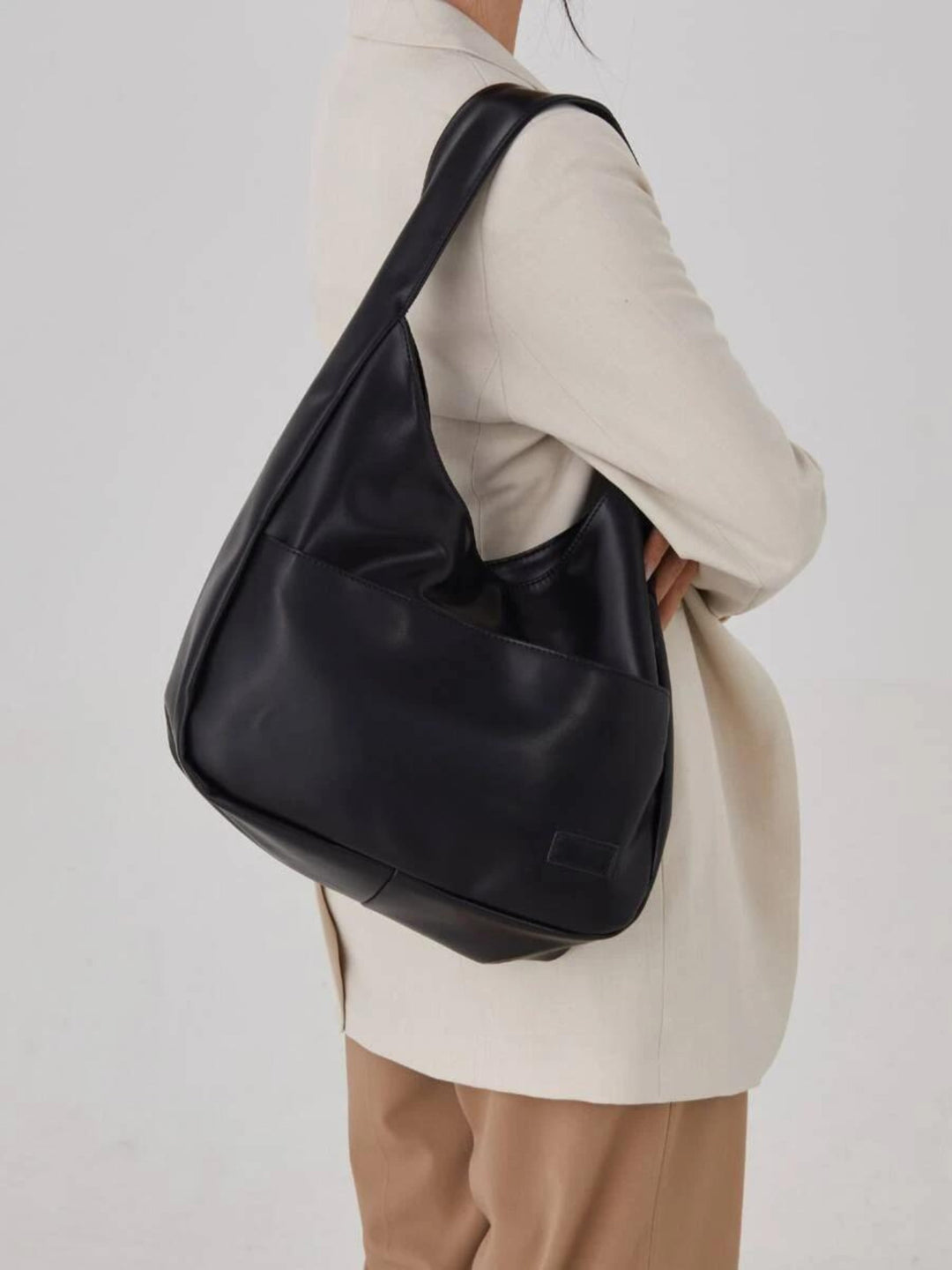 Elegant women's everyday shoulder bag in vegan leather. Ideal for school, work, or a chic modern look.