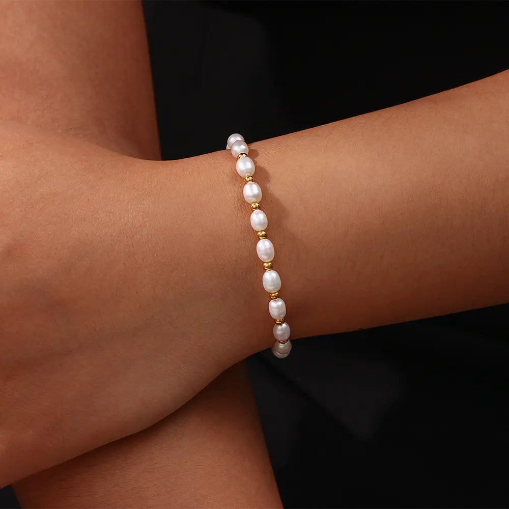 Classic women's jewellery: a sophisticated pearl and gold bracelet, ideal for formal wear or gifts.