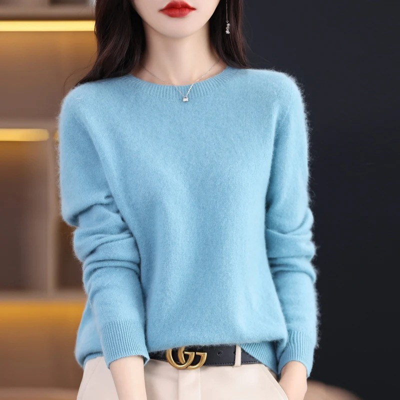 Chic women's pullover: a comfortable, soft, and warm round neck sweater for any occasion.