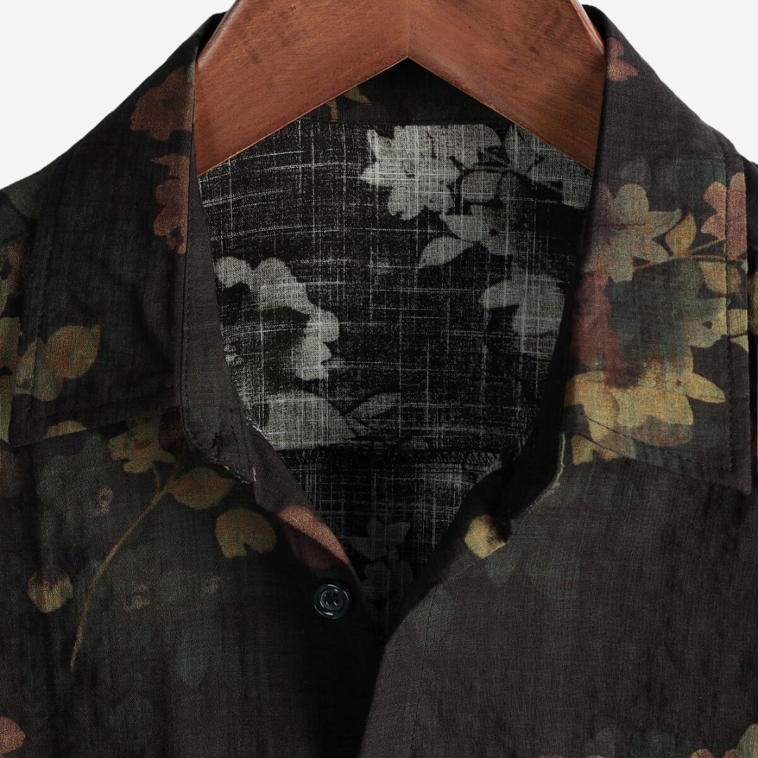 Stylish men's printed floral shirt. Relaxed fit, short sleeve, button-up design for a trendy summer look.