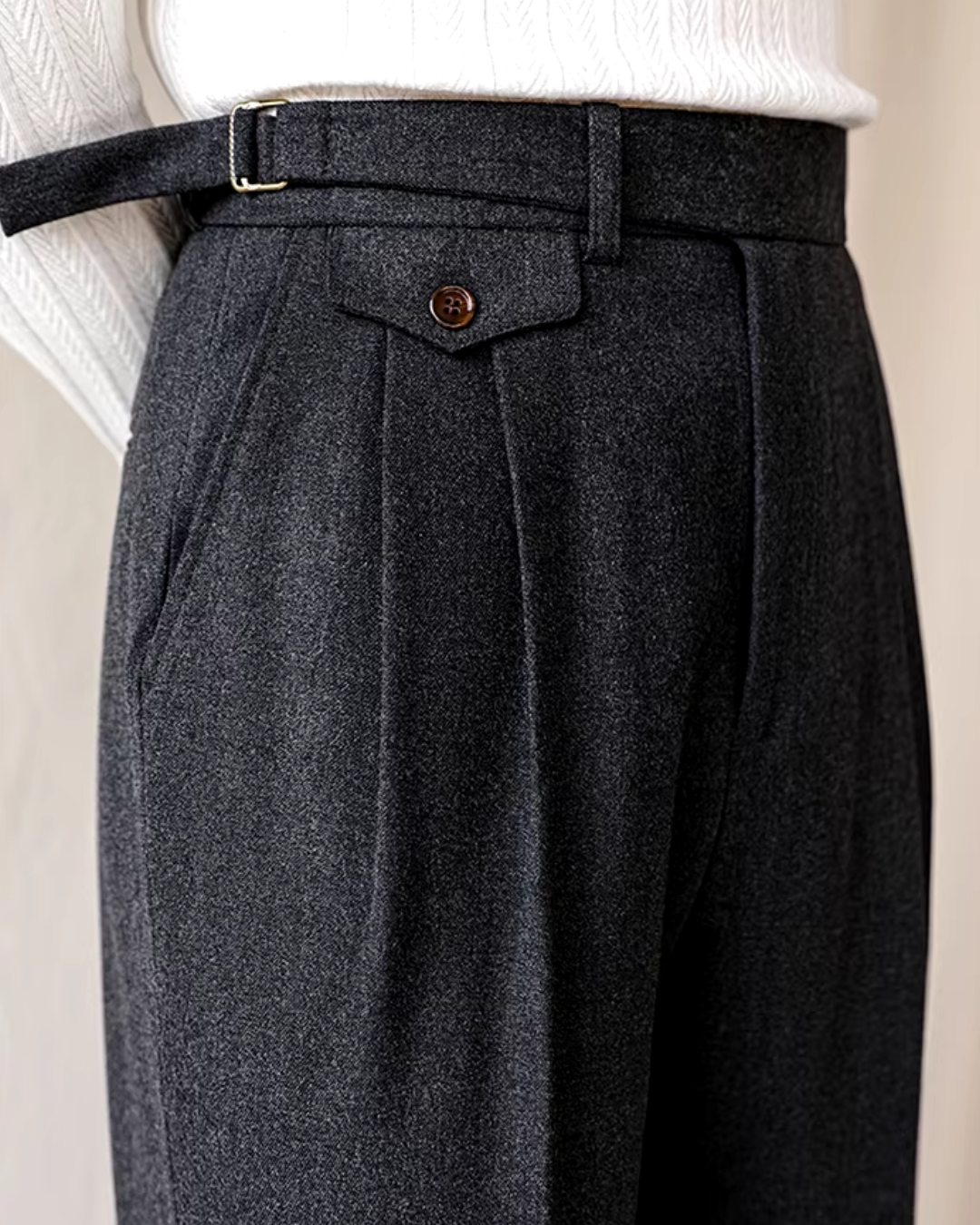 Dark gray men's pleated trousers, polyester, straight fit. Adjustable waist for comfort and style.