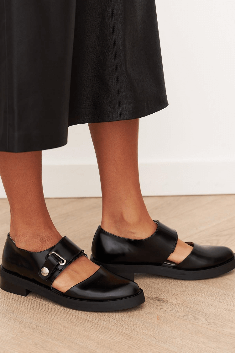 Elegant women's Mary Jane flats with buckle; classic style, versatile for smart casual or everyday comfort.