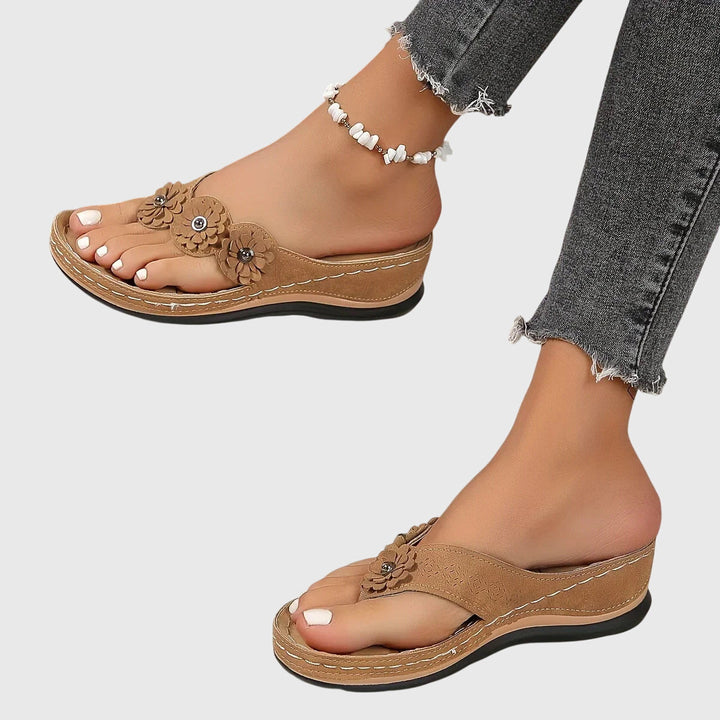 Women's summer beach sandals with orthopedic arch support, great for walking and all-day comfort.