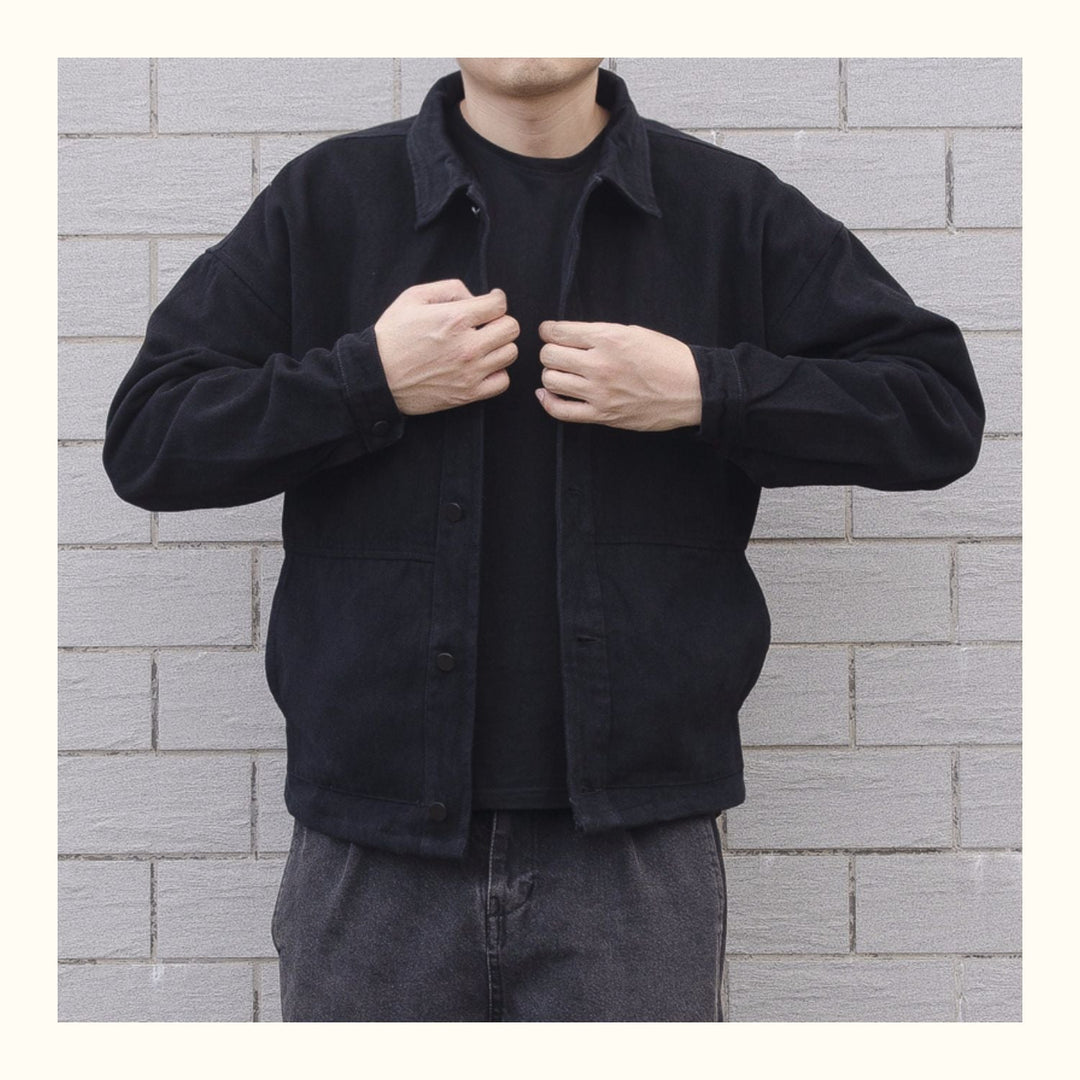 Casual men's button-down jacket, perfect for versatile everyday wear. Features a relaxed fit and durable fabric.