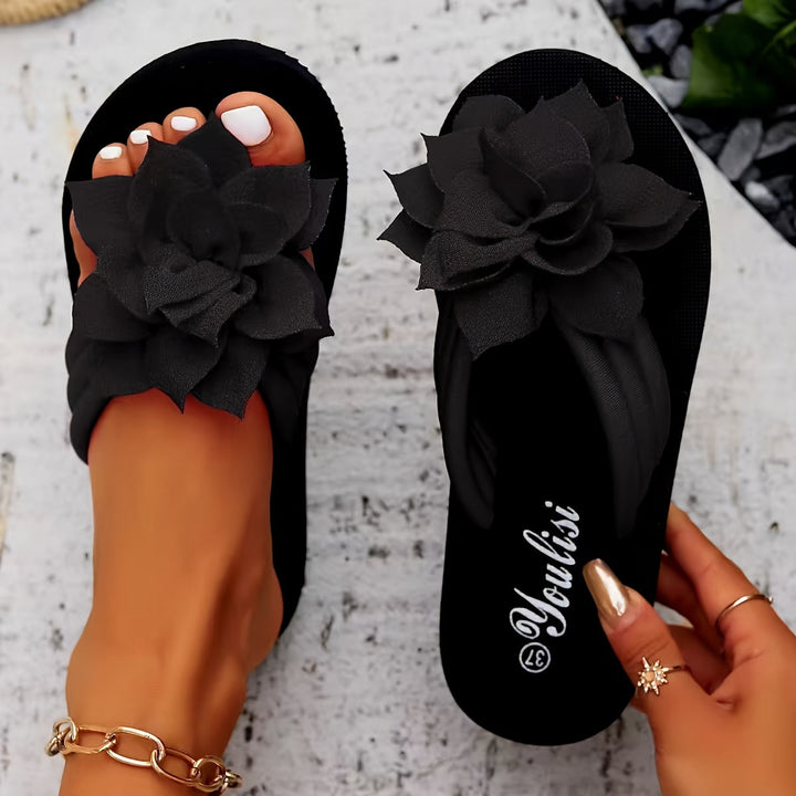 Casual women's platform flip-flops, wide fit, showcasing a pretty flower design.