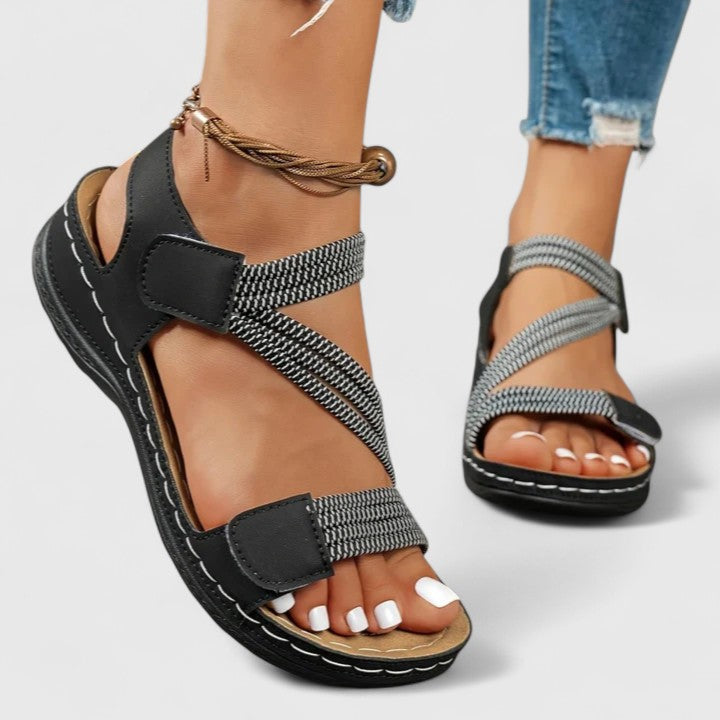 Casual women's sandals with arch support, ideal for comfortable and stylish summer wear.