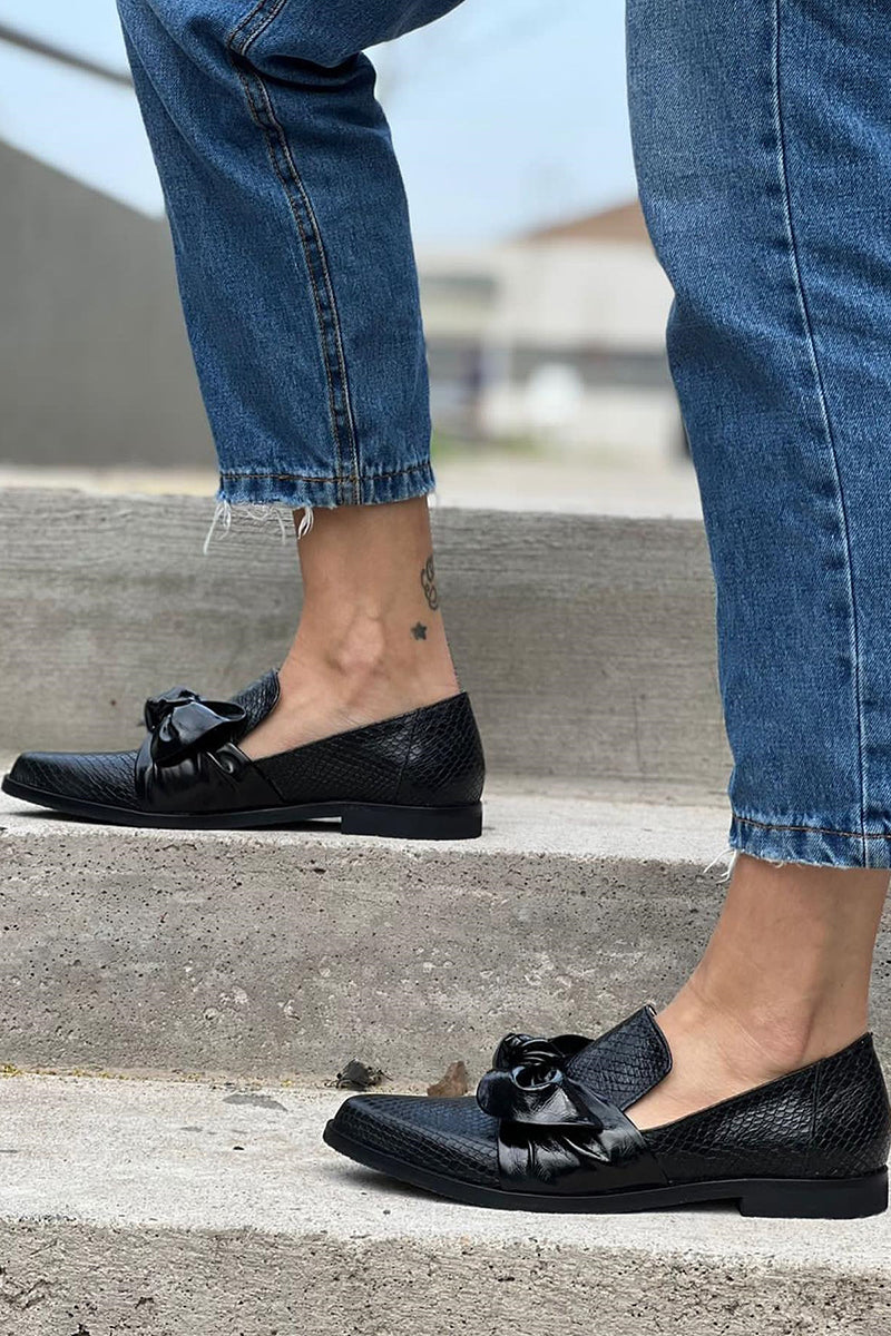 Comfortable black women's loafers with a stylish decorative bow, perfect versatile slip-on shoes for fashion.