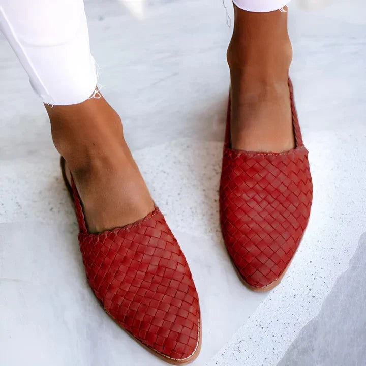 Stylish women's slingback sandals, designed for comfort with an elegant finish, ideal for summer and everyday wear.