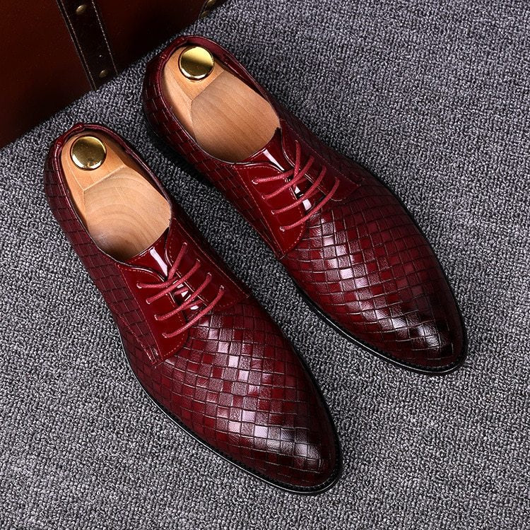 Comfortable men's formal lace-up shoes in premium leather, offering classic style for work or special events.