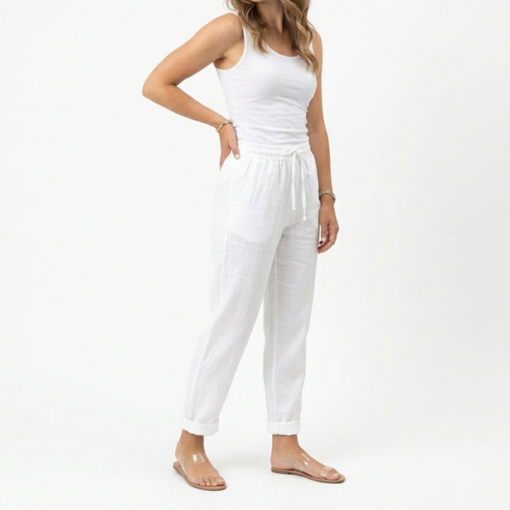 Comfortable women's cropped trousers with an elastic waist and relaxed fit. Perfect for casual summer wear.