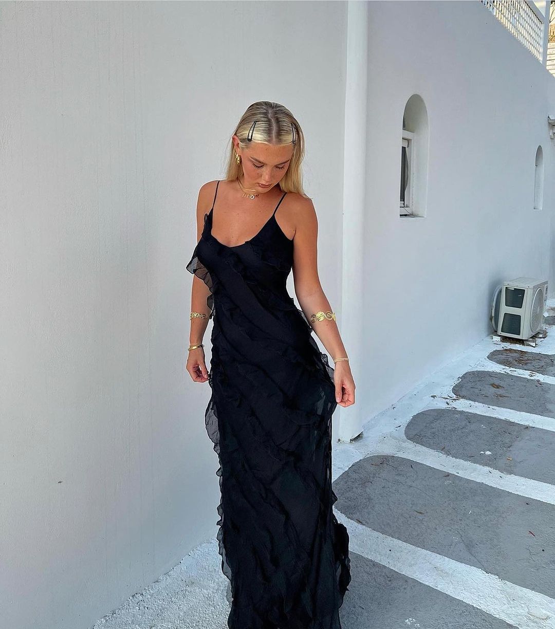 Elegant women's maxi dress with delicate ruffles, ideal for events and summer gatherings.