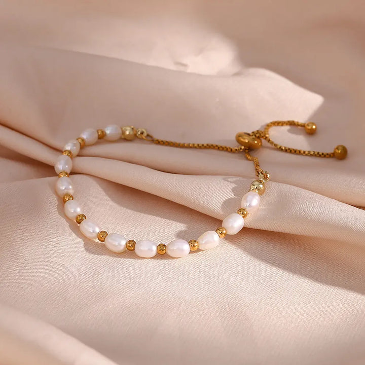 Elegant women's pearl and gold bracelet, a classic jewellery accessory for her, perfect for gifts.