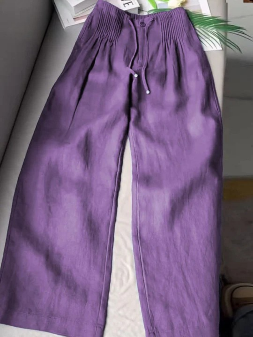 Comfortable women's wide leg pants, pull-on style with elastic waist, ideal for relaxed everyday fashion.