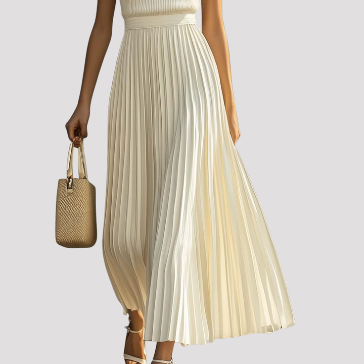 Stylish women's knit maxi dress, sleeveless with delicate pleats, ideal for a chic and comfortable look.