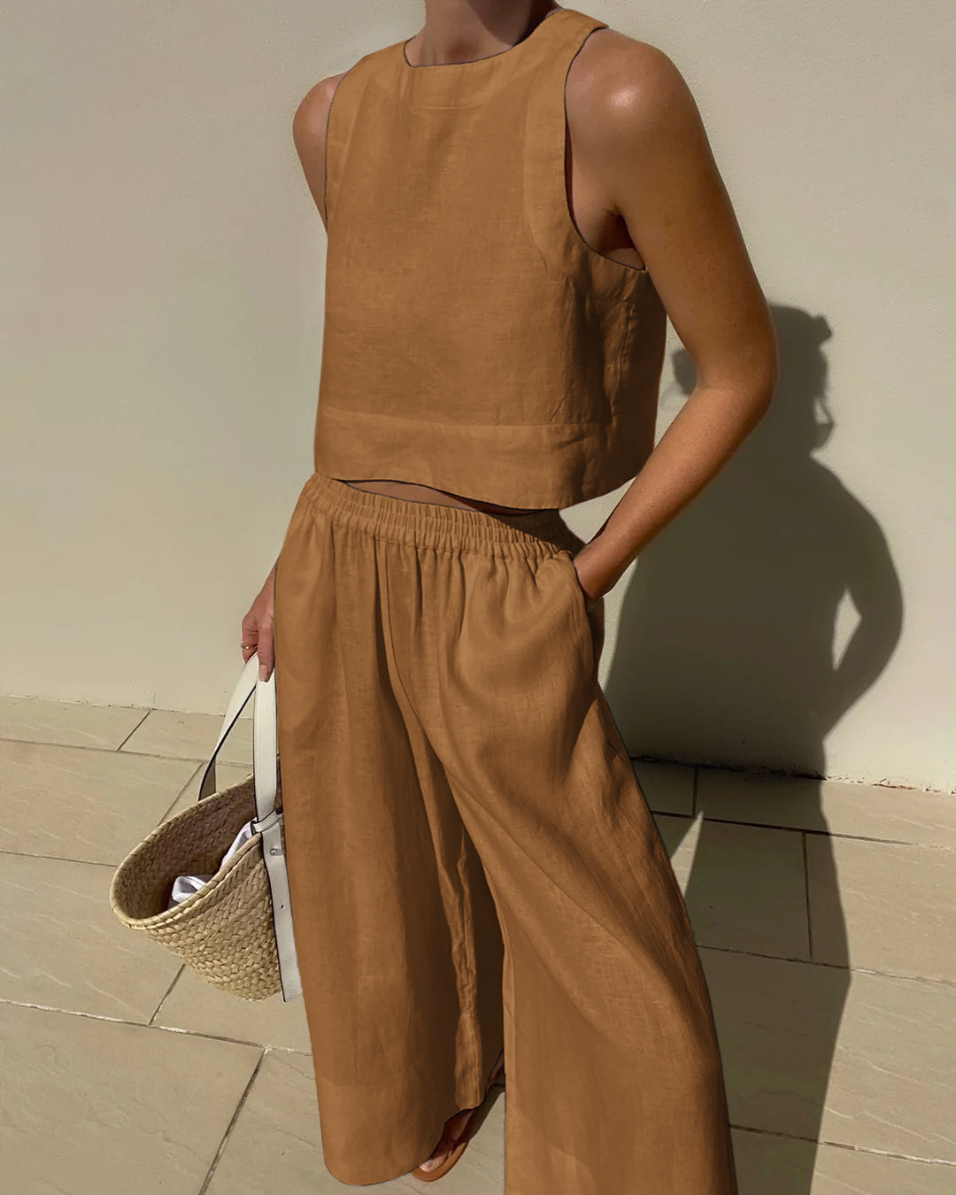 Women's casual yet elegant two-piece set: a fashionable crop top and comfortable wide-leg pants for spring/summer.