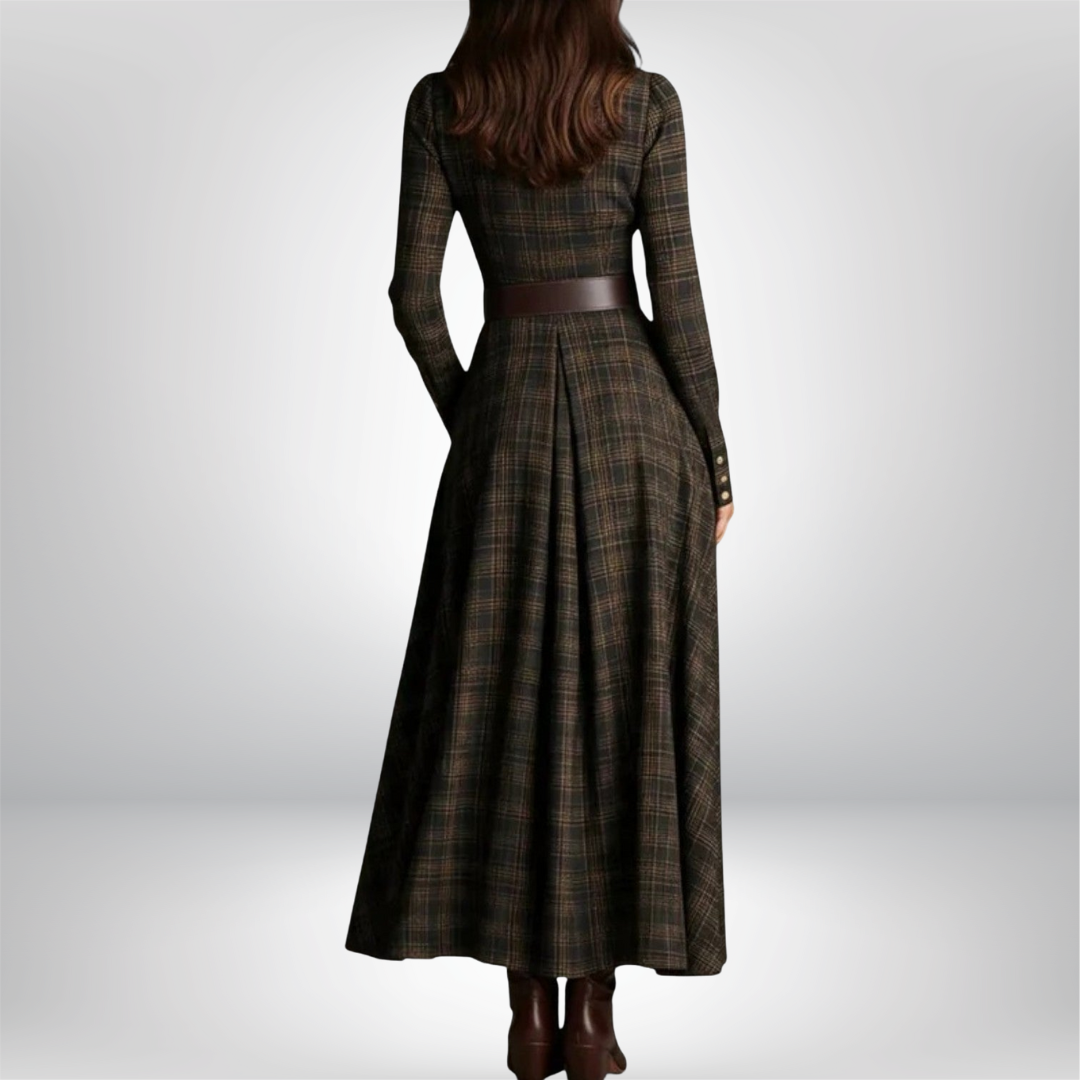 Casual women's plaid shirt dress with a cinched waist belt, a versatile look for everyday elegance.