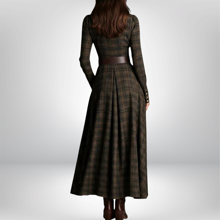 Casual women's plaid shirt dress with a cinched waist belt, a versatile look for everyday elegance.