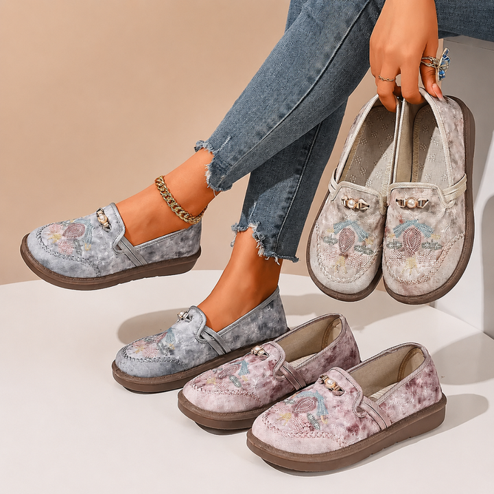 Versatile women's everyday footwear: lightweight sneakers for comfort, sport, & all-day walking.