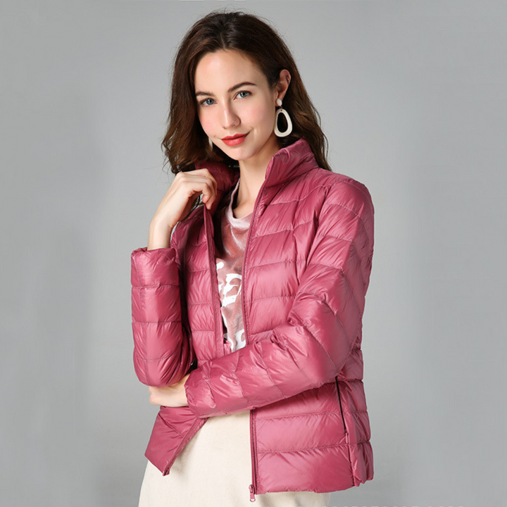 Women's ultralight waterproof jacket, ideal for all-weather outdoor activities. Stylish and versatile rain protection.