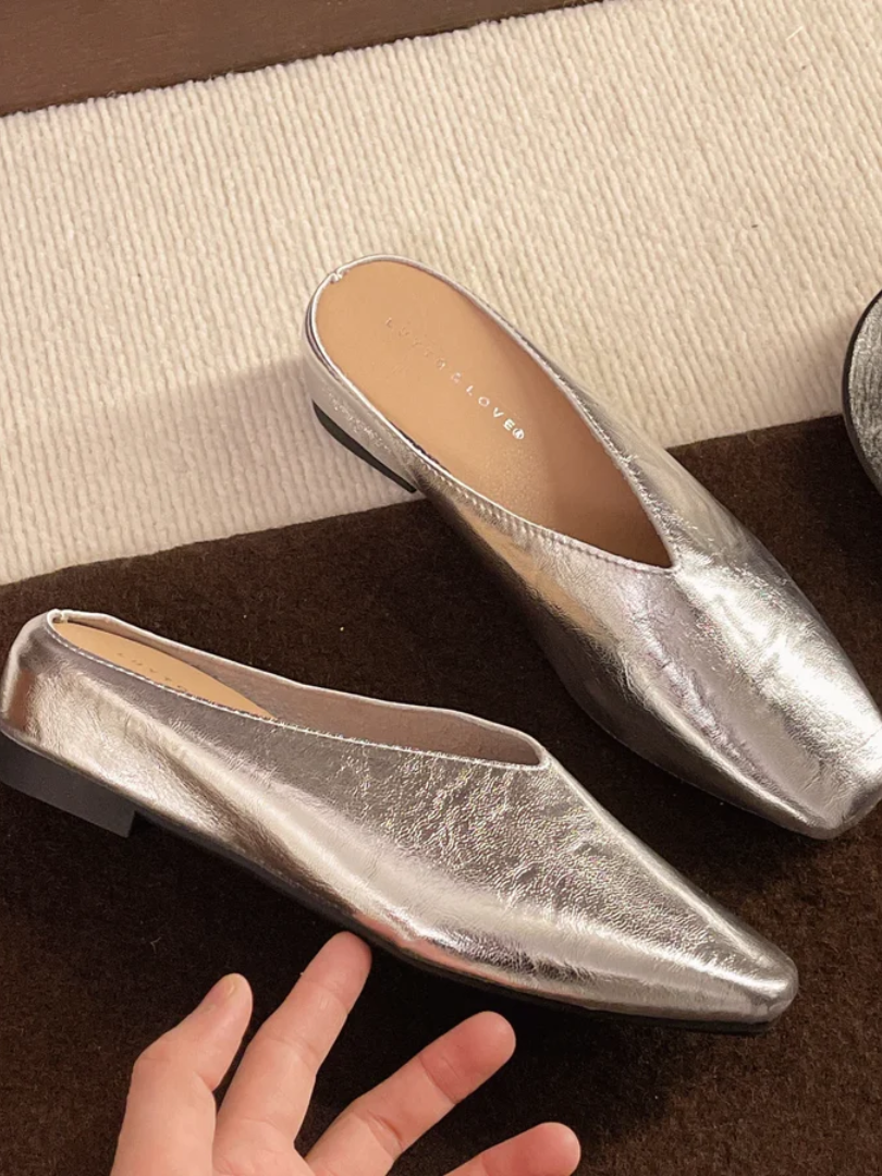 Versatile women's comfortable flat slip-on shoes, ideal for effortless everyday style and comfort.