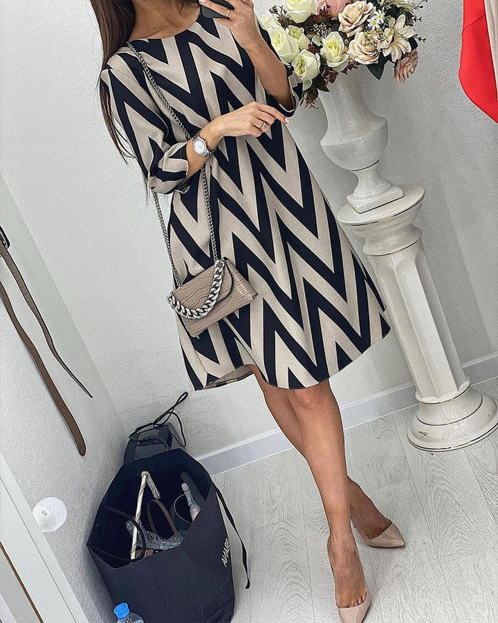 Women's elegant zigzag midi dress, a comfortable loose-sleeve design ideal for spring and summer fashion.