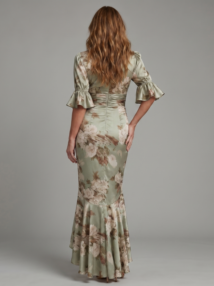 Stylish women's camouflage midi dress, V-neck and ruched waist design, ideal for an effortless elegant look.