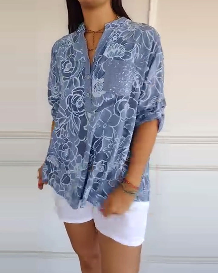Model wears a casual chic women's floral blouse, relaxed fit, perfect for everyday style.