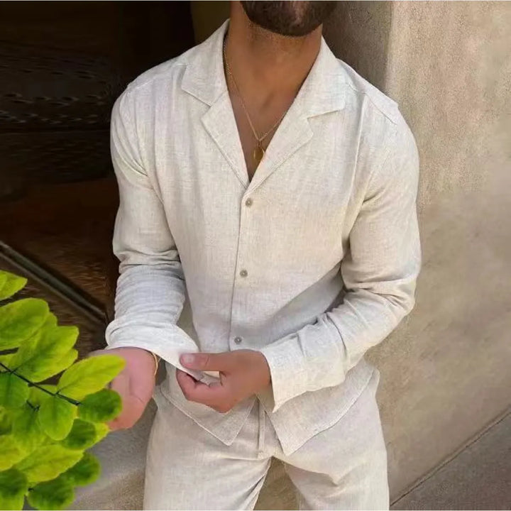 Fitted men's trousers from a breathable two-piece set, ideal for a casual and comfortable summer outfit.