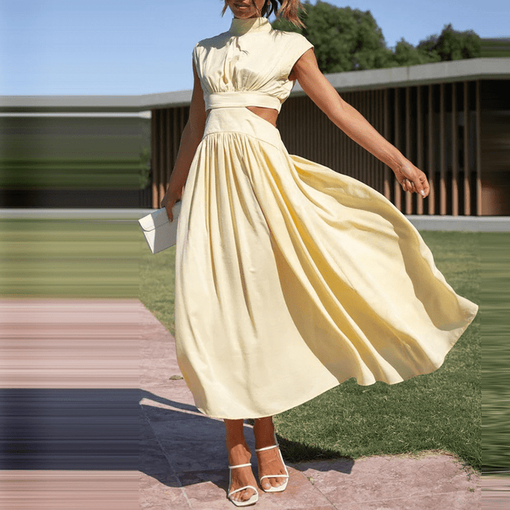Sophisticated women's pleated midi dress, ideal for elegant occasions. Flowy sleeveless design.