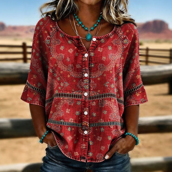 Versatile women's boho blouse, featuring a stylish ethnic print, v-neck, and three-quarter sleeves for spring/summer.