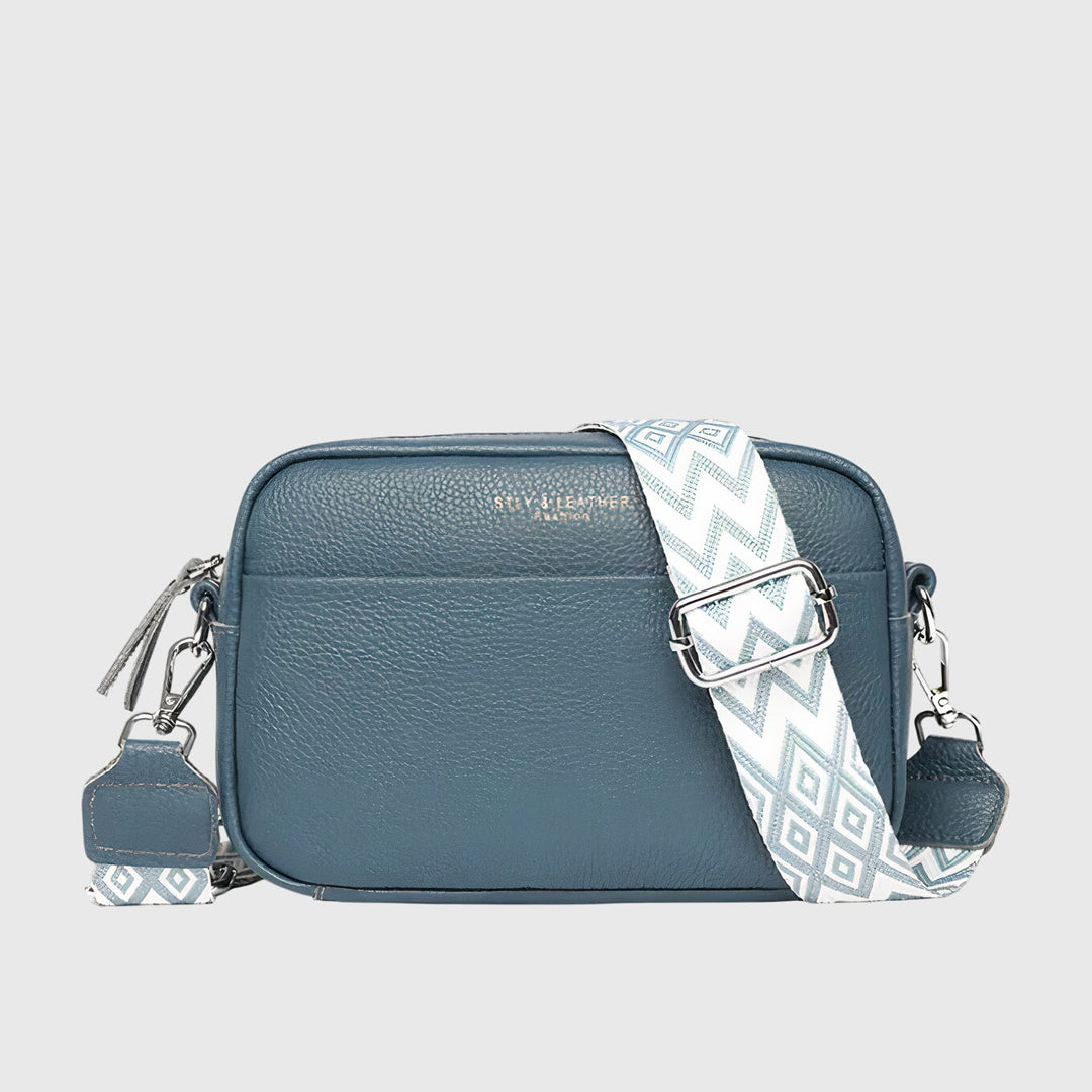 Ladies' classic leather handbag. Spacious and elegant, ideal for everyday carry.