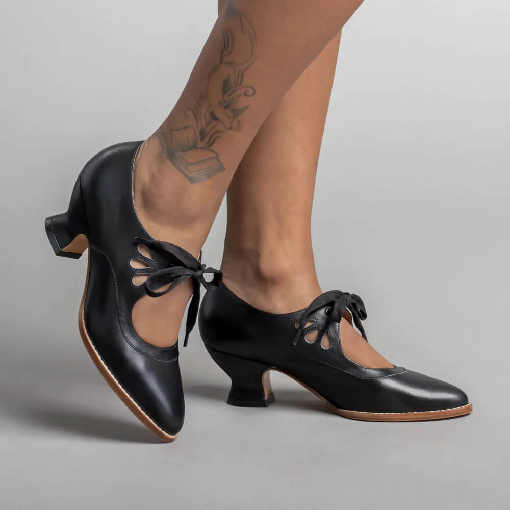 Women's vintage Mary Jane shoes with block heels, perfect for pin-up fashion & retro style.