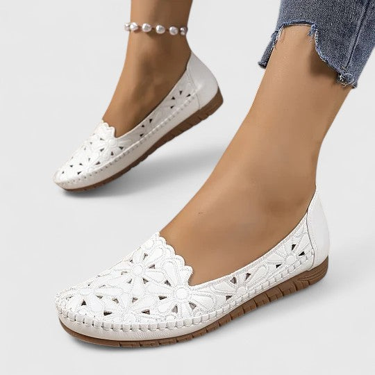 Elegant women's flat slip-on sandals, ideal for everyday comfort and chic casual style.