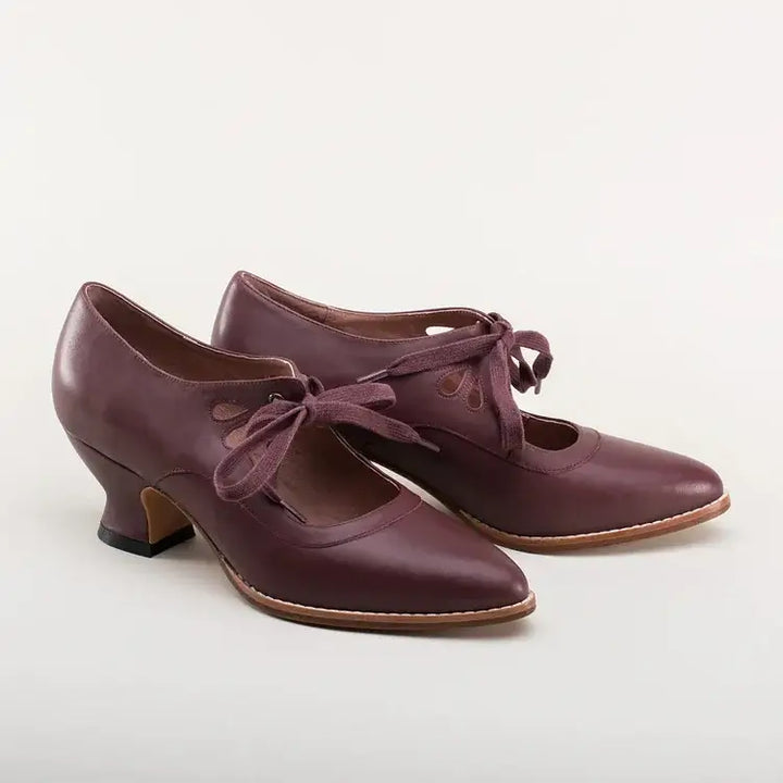 Vintage Mary Jane shoes for women, featuring a stylish block heel. Ideal for retro and formal pin-up fashion.